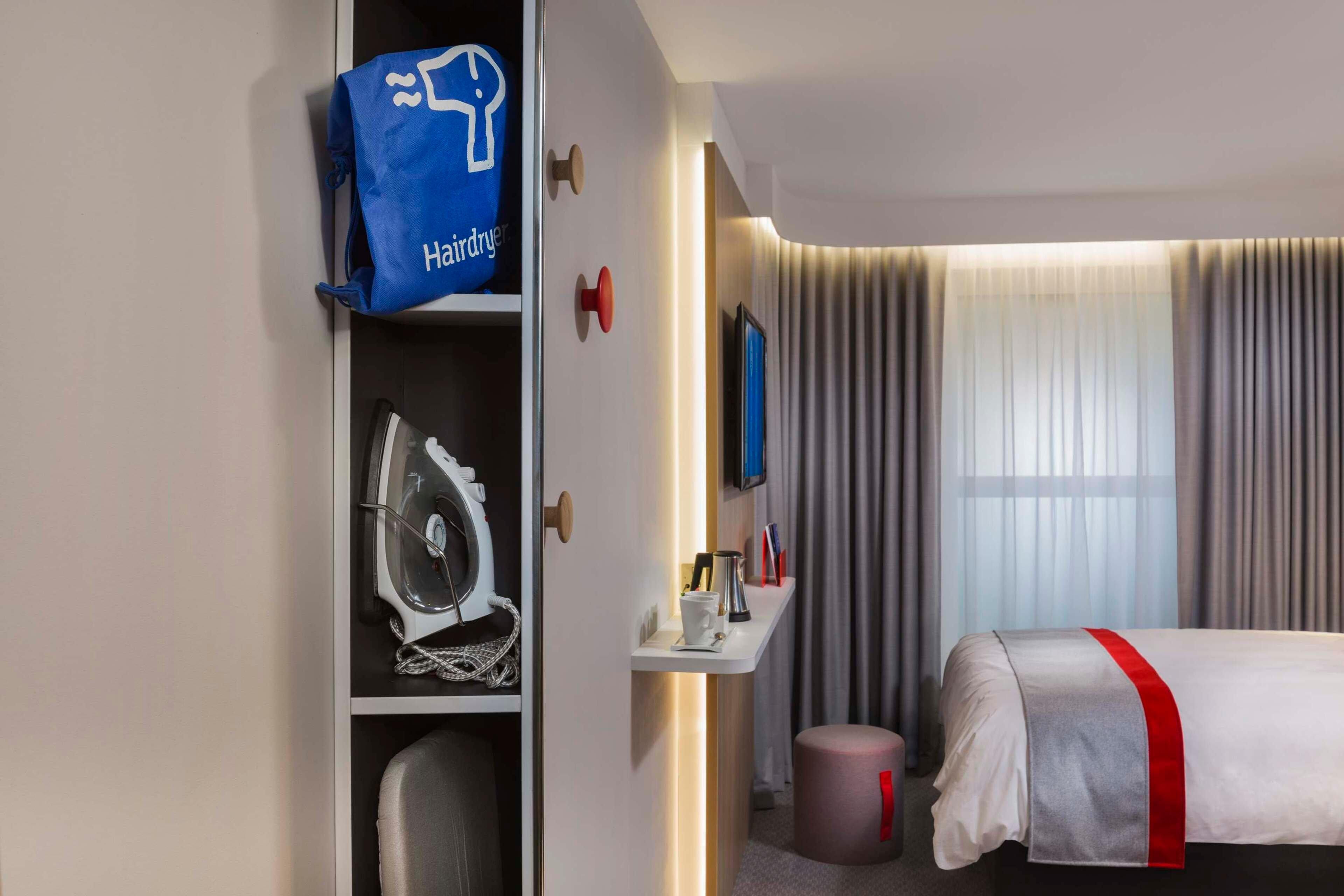 Holiday Inn Express Belfast City By Ihg Екстер'єр фото