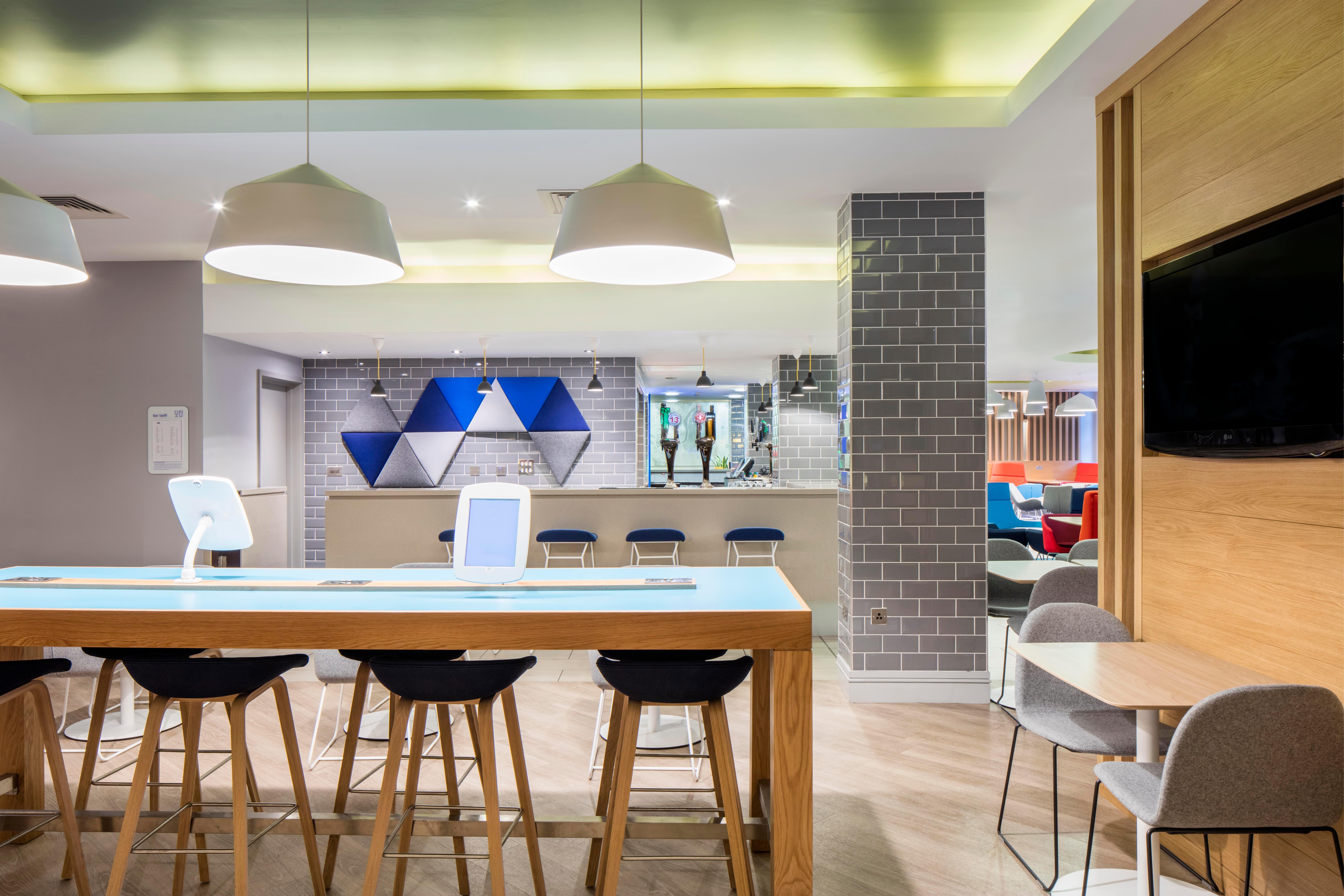 Holiday Inn Express Belfast City By Ihg Екстер'єр фото