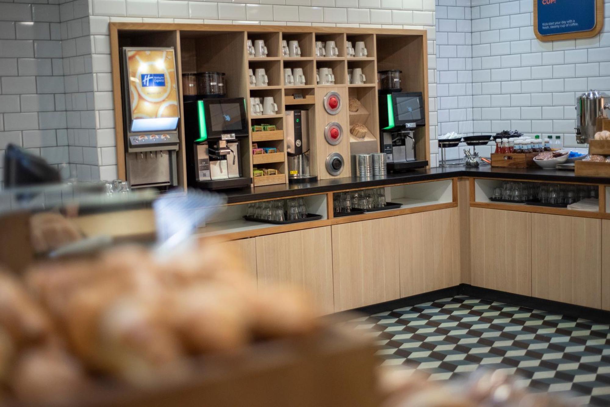 Holiday Inn Express Belfast City By Ihg Екстер'єр фото
